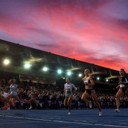 Zoe Hobbs de Nueva Zelanda gana la prueba de 100 metros femenino durante la competencia de atletismo de Maurie Plant en el Lakeside Stadium de Melbourne. | Foto:Martin Keep / AFP