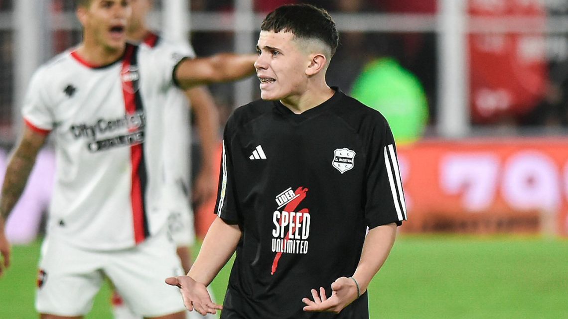 Mateo Apolonio of Deportivo Riestra becomes the youngest player to debut in Argentine football history during a match between Newell's Old Boys and Deportivo Riestra as part of Round of 32 of Copa Argentina at Estadio Presbitero Bartolome Grella 2024 on May 16, 2024 in Paraná, Argentina. 