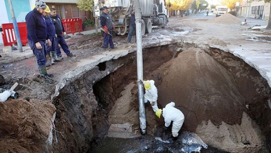 Incidente vial en Río Cuarto: la subida de napas freáticas habría provocado el socavón