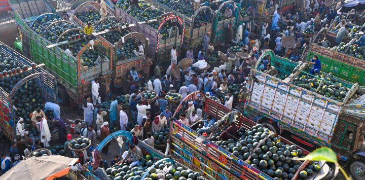 Los agricultores venden sandías en el mercado de frutas de Lahore, Pakistán.