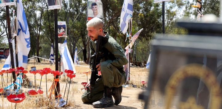 Un soldado israelí llora en un monumento a las personas que fueron tomadas como rehenes o asesinadas en el ataque de Hamas durante el festival de música Supernova el 7 de octubre, en el lugar del festival cerca del Kibbutz Reim en el sur de Israel.