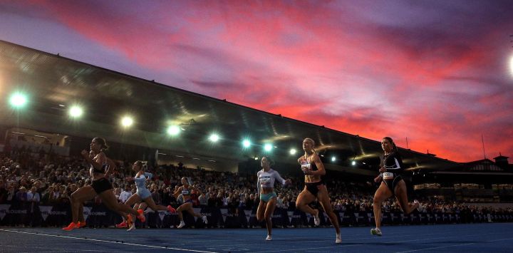 Zoe Hobbs de Nueva Zelanda gana la prueba de 100 metros femenino durante la competencia de atletismo de Maurie Plant en el Lakeside Stadium de Melbourne.