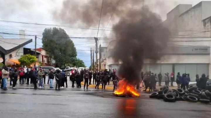 Policías misioneros tomaron hoy el Comando Radioeléctrico I ubicado en la avenida Uruguay y Félix Bogado de Posadas.