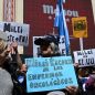 Milei siempre hace ruido: opositores repudiaron su presencia en España frente a la embajada 