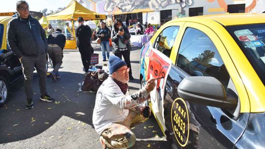 Artistas plásticos intervinieron quince taxis para concientizar sobre la seguridad vial