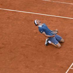 El alemán Alexander Zverev celebra tras ganar la final contra el chileno Nicolas Jarry en el torneo de tenis masculino ATP Rome Open en el Foro Italico de Roma. | Foto:Andreas Solaro / AFP