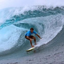 El surfista franco-tahitiano Mateia Hiquily compite durante la final del torneo WSL Shiseido Tahiti Pro en Teahupo'o, Tahití, Polinesia Francesa. Teahupo'o será el anfitrión del evento de surf de los Juegos Olímpicos de París 2024. | Foto:JÉROME BROUILLET / AFP