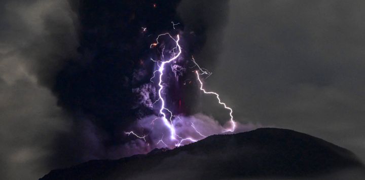 Esta fotografía tomada y publicada por la Agencia Geológica de Indonesia muestra el monte Ibu arrojando ceniza volcánica cuando cae un rayo, visto desde el puesto de monitoreo en West Halmahera, en el norte de Maluku.