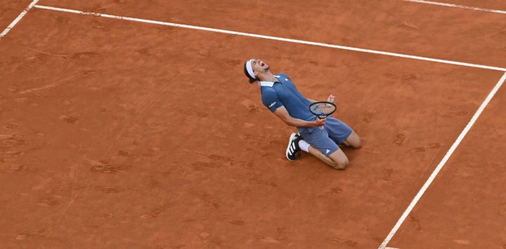 El alemán Alexander Zverev celebra tras ganar la final contra el chileno Nicolas Jarry en el torneo de tenis masculino ATP Rome Open en el Foro Italico de Roma.