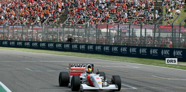El ex campeón alemán de Fórmula Uno Sebastian Vettel conduce el histórico coche McLaren del fallecido piloto brasileño Ayrton Senna, para conmemorar el 30º aniversario de su muerte, durante el desfile de pilotos previo al Gran Premio de Fórmula Uno de Emilia Romagna en el circuito Autodromo Enzo e Dino Ferrari en Imola.