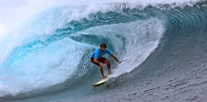 El surfista franco-tahitiano Mateia Hiquily compite durante la final del torneo WSL Shiseido Tahiti Pro en Teahupo'o, Tahití, Polinesia Francesa. Teahupo'o será el anfitrión del evento de surf de los Juegos Olímpicos de París 2024.