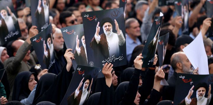 Los iraníes se reúnen en la plaza Valiasr en el centro de Teherán para llorar la muerte del presidente Ebrahim Raisi, el ministro de Relaciones Exteriores Hossein Amir-Abdollahian y otras siete personas en un accidente de helicóptero.
