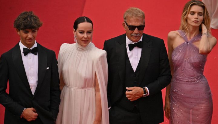 El hijo de Kevin Costner hizo su debut como actor en el Festival de Cannes: las mejores fotos desde la red carpet