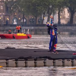 Los austríacos Marco Fürst y Marco Waltenspiel cruzaron el Puente de Londres con sus wingsuits.