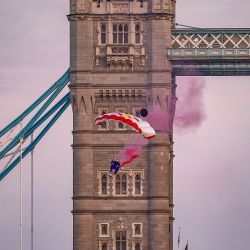 Los austríacos Marco Fürst y Marco Waltenspiel cruzaron el Puente de Londres con sus wingsuits.