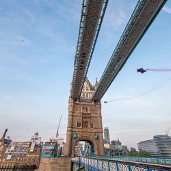 Los austríacos Marco Fürst y Marco Waltenspiel cruzaron el Puente de Londres con sus wingsuits.