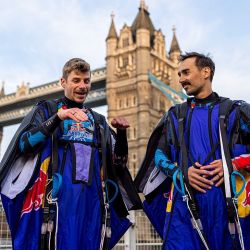 Los austríacos Marco Fürst y Marco Waltenspiel cruzaron el Puente de Londres con sus wingsuits.