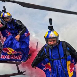 Los austríacos Marco Fürst y Marco Waltenspiel cruzaron el Puente de Londres con sus wingsuits.