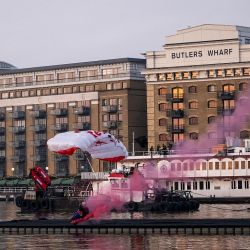 Los austríacos Marco Fürst y Marco Waltenspiel cruzaron el Puente de Londres con sus wingsuits.