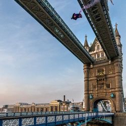 Los austríacos Marco Fürst y Marco Waltenspiel cruzaron el Puente de Londres con sus wingsuits.