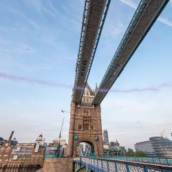 Los austríacos Marco Fürst y Marco Waltenspiel cruzaron el Puente de Londres con sus wingsuits.