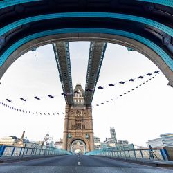 Los austríacos Marco Fürst y Marco Waltenspiel cruzaron el Puente de Londres con sus wingsuits.
