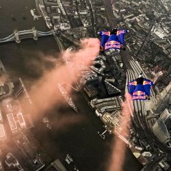 Los austríacos Marco Fürst y Marco Waltenspiel cruzaron el Puente de Londres con sus wingsuits.