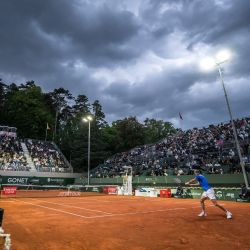 El alemán Yannick Hanfmann devuelve la pelota durante su partido contra el británico Andy Murray antes de que fuera interrumpido por una tormenta en el torneo de tenis ATP 250 Geneva Open, en Ginebra. | Foto:FABRICE COFFRINI / AFP