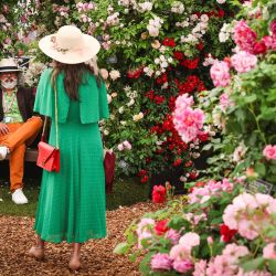La gente visita la exhibición floral del 200 Aniversario de RNLI durante el día de vista previa en el RHS Chelsea Flower Show, en Londres. | Foto:Adrián Dennis / AFP