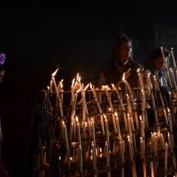 Los peregrinos encienden velas en la iglesia del Rocío durante la peregrinación anual en el pueblo de El Rocío. La peregrinación de El Rocío, la más grande de España, reúne a cientos de miles de devotos con trajes tradicionales que convergen en una explosión de color mientras hacen su Recorrido a caballo y a bordo de carruajes engalanados por el campo andaluz. | Foto:CRISTINA QUICLER / AFP