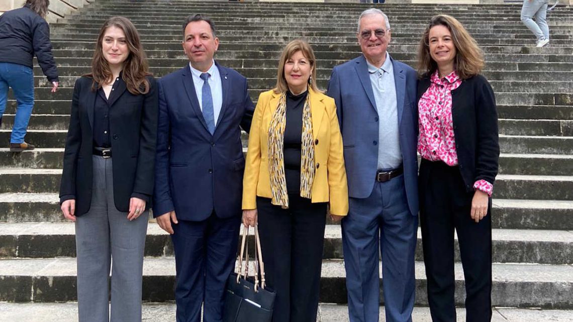 Comienza un juicio histórico en París contra funcionarios del gobierno ...