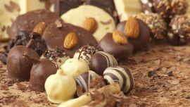 En Bariloche se puede disfrutar tanto de los ahumados como del chocolate local.