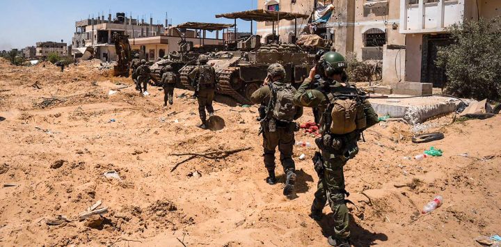 Esta fotografía publicada por el ejército israelí muestra a soldados israelíes durante operaciones militares en la Franja de Gaza, en medio del conflicto en curso entre Israel y el grupo militante palestino Hamás.