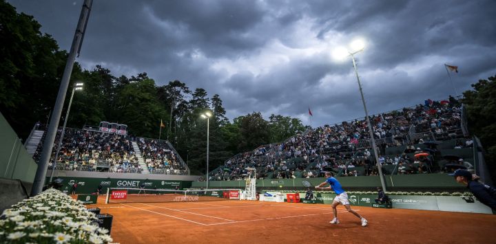 El alemán Yannick Hanfmann devuelve la pelota durante su partido contra el británico Andy Murray antes de que fuera interrumpido por una tormenta en el torneo de tenis ATP 250 Geneva Open, en Ginebra.