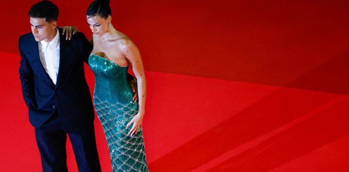 La modelo y actriz argentina Oriana Sabatini y su compañero, el delantero argentino Paulo Dybala, llegan a la proyección de la película "The Shrouds" en la 77ª edición del Festival de Cine de Cannes en Cannes, sur de Francia.