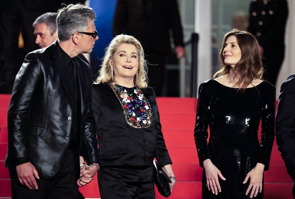 Cannes 2024. Benjamin Biolay, Catherine Deneuve y Chiara Mastroianni.
