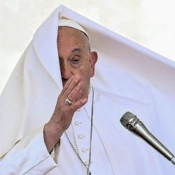 El Papa Francisco pronuncia su bendición durante su audiencia general semanal en la Plaza de San Pedro en el Vaticano. | Foto:Filippo Monteforte / AFP