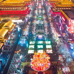Imagen aérea tomada con un dron de una vista del centro comercial Great Tang All Day Mall, en Xi'an, capital de la provincia de Shaanxi, en el noroeste de China. Xi'an, una de las antiguas capitales de la historia china, atrae a un número creciente de turistas en los últimos años. | Foto:Xinhua/Shao Rui