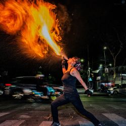 La activista feminista y artista callejera Flor de Fuego actúa en un semáforo en la Ciudad de México. | Foto:CARL DE SOUZA / AFP