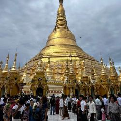 Los devotos visitan la Pagoda Shwedagon mientras los budistas celebran el cumpleaños de Buda, que cae en el día de Luna Llena de Kasone, en Yangon. Miles de devotos budistas se reunieron en la Pagoda Shwedagon de Myanmar para conmemorar el cumpleaños de Buda y regar un lugar sagrado, el Árbol Bodhi para conmemorar el festival de luna llena. | Foto:Sai Aung PRINCIPAL / AFP