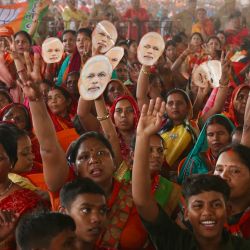 Los partidarios del Partido Bharatiya Janata (BJP) aplauden mientras asisten al mitin de campaña electoral del primer ministro de la India, Narendra Modi, en Prayagraj, norte de la India, antes de la sexta fase de votación de las elecciones generales en curso en el país. | Foto:NIHARIKA KULKARNI / AFP