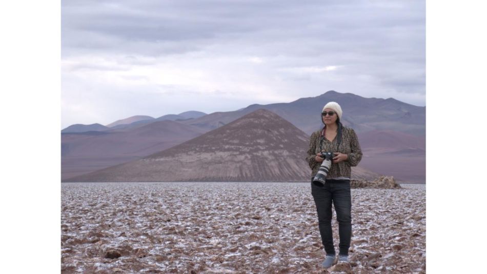 Claudia, la geóloga que captura la esencia de los Andes con su lente 