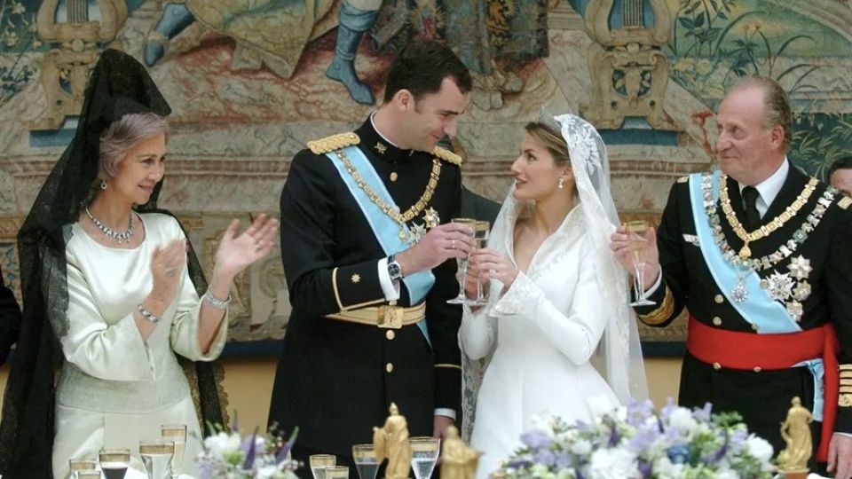 Doña Letizia llevó un vestido nupcial del diseñador fallecido Manuel Pertegaz, una obra maestra de la que aún se sigue hablando. 