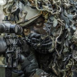 Semejarse a un tirador de élite es el deseo de muchos deportistas que practican tiro con fusil. Además de un buen entrenamiento, respiración y disciplina, hay que contar con equipamiento de alta gama (miras telescópicas, bípodes, etc.).