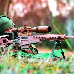 Semejarse a un tirador de élite es el deseo de muchos deportistas que practican tiro con fusil. Además de un buen entrenamiento, respiración y disciplina, hay que contar con equipamiento de alta gama (miras telescópicas, bípodes, etc.).