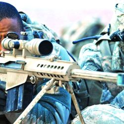 Semejarse a un tirador de élite es el deseo de muchos deportistas que practican tiro con fusil. Además de un buen entrenamiento, respiración y disciplina, hay que contar con equipamiento de alta gama (miras telescópicas, bípodes, etc.).