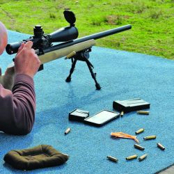 Semejarse a un tirador de élite es el deseo de muchos deportistas que practican tiro con fusil. Además de un buen entrenamiento, respiración y disciplina, hay que contar con equipamiento de alta gama (miras telescópicas, bípodes, etc.).