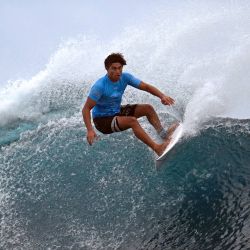 El surfista franco-tahitiano Matahi Drollet compite durante las semifinales del torneo WSL Shiseido Tahiti Pro en Teahupo'o, Tahití, Polinesia Francesa. Teahupo'o será el anfitrión del evento de surf de los Juegos Olímpicos de París 2024. | Foto:JÉROME BROUILLET / AFP