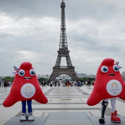 Las mascotas de los Juegos Olímpicos de París 2024 (izq.) y Paralímpicos, "las Phryges", posan durante una presentación a la prensa del podio de París 2024 en la plaza de los Derechos Humanos frente a la Torre Eiffel en París. | Foto:STEPHANE DE SAKUTIN / AFP