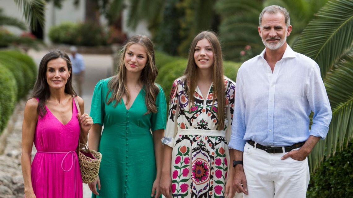 Letizia Ortiz y Felipe VI intentan mantener la unidad familiar junto a Leonor y Sofía | Caras